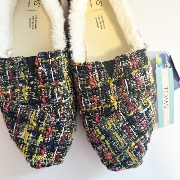 Tom’s woman’s alpargara slip on Sherpa lined shoes. - Picture 2 of 6